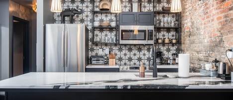 Kjøleskap, mikrobølgeovn, ovn og kokeplater