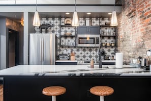 Frigorifero, microonde, forno, piano cottura