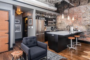Interior - 80 LEX APT 204 : Industrial Chic Meets the Old World in Downtown Asheville + Free Off Street Parking (Asheville)