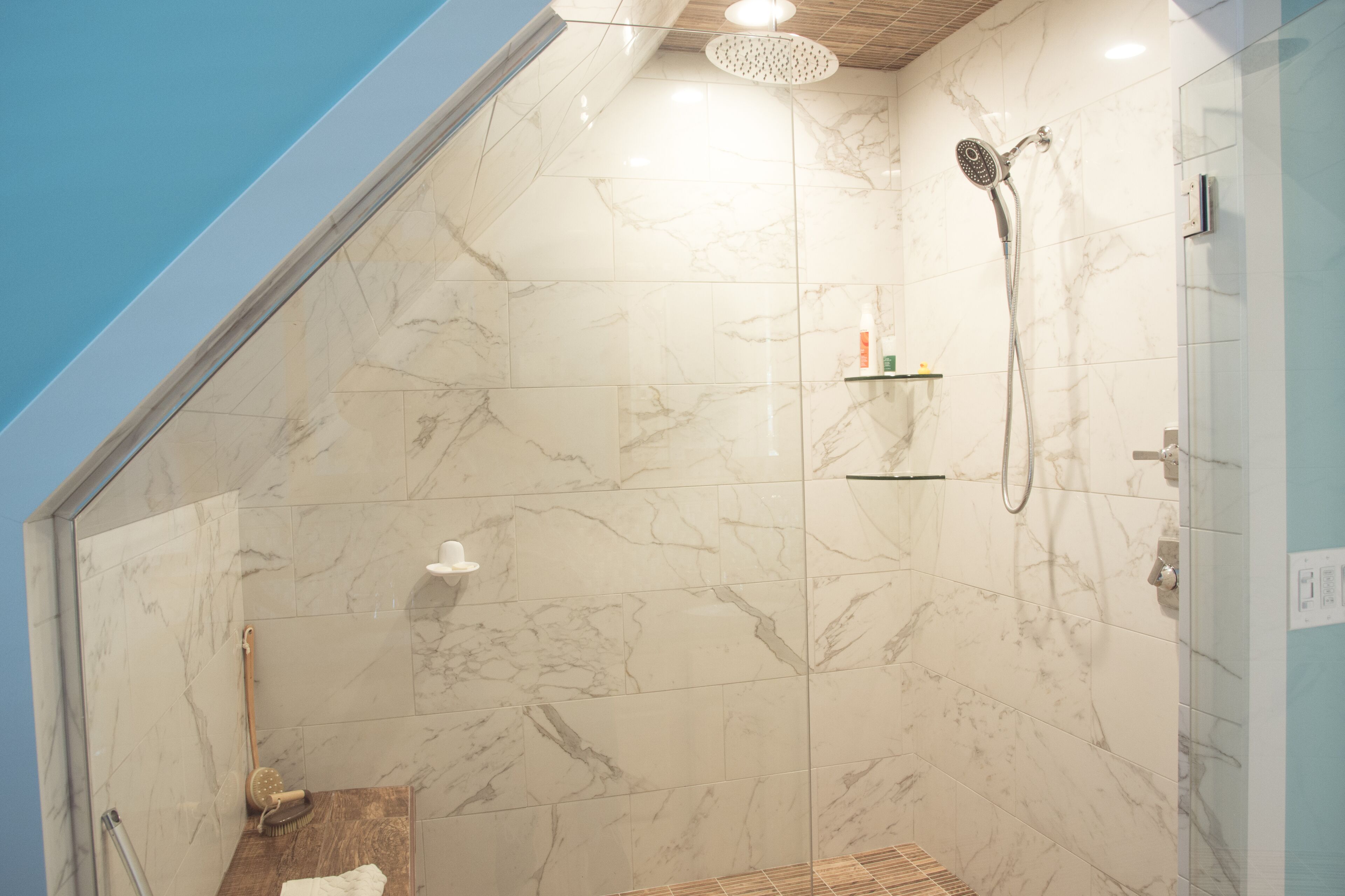 Combined shower/tub, hair dryer, towels, soap