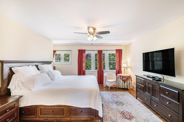 3 bedrooms, iron/ironing board, travel cot, free WiFi