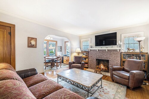 4 Beds, 4 bathrooms! 1 block to town shops, bars, bowling, canoeing, and parks!