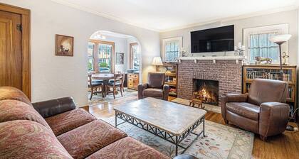 Kävele Downtown Flushingiin, Riverview Parkiin päivitetystä Craftsman Bungalow -kodista.