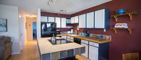 ثلاجة، ميكروويف، موقد طهي مسطح، غسالة أطباق