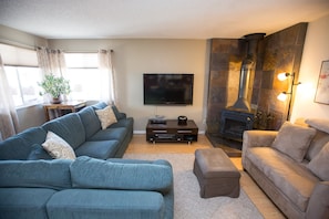 Smart TV, fireplace, DVD player, stereo - 2 Bedroom Vacation Rental-Central Boulder  (Boulder)