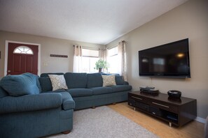 Smart TV, fireplace, DVD player, stereo