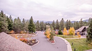 A residential area with a curved driveway, surrounded by trees and a building with a sloped roof. - 3056 🏔Studio @ Suncadia-Hike, Bike, Golf, etc. (Cle Elum)