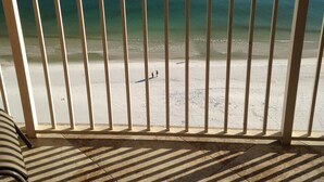 Un balcón con vista a una playa y al océano.