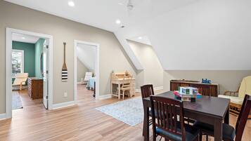 6 bedrooms, desk, iron/ironing board, free WiFi