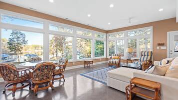 Smart TV, fireplace, books, streaming services