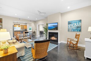 スマートテレビ、暖炉、書庫、ストリーミングサービス