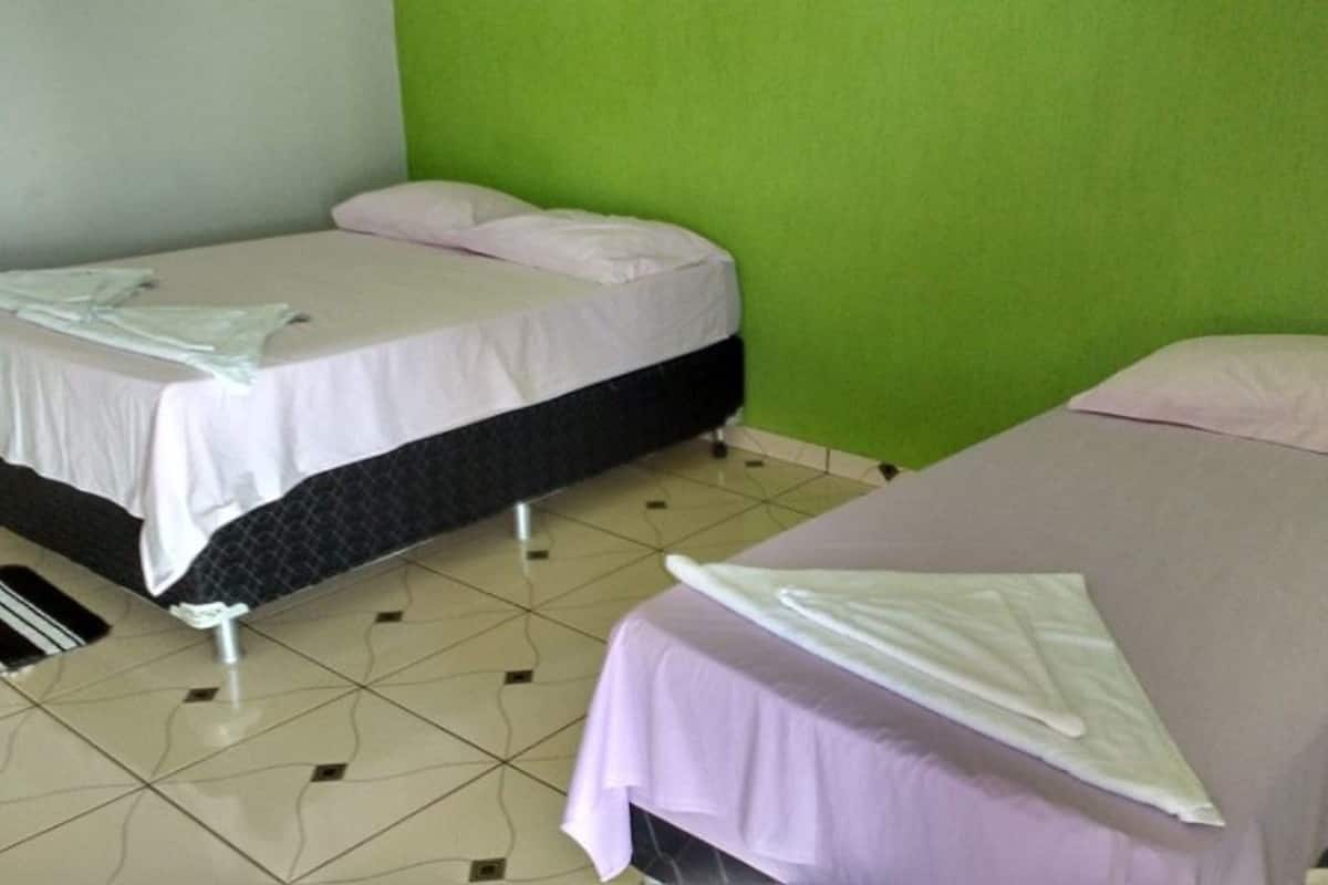 Habitación triple Confort, 1 cama matrimonial, con acceso para personas discapacitadas | Minibar, wifi gratis y ropa de cama