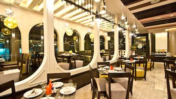 Desayuno buffet diario (THB 500 por persona)