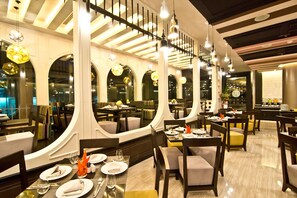 Desayuno buffet diario (THB 500 por persona)