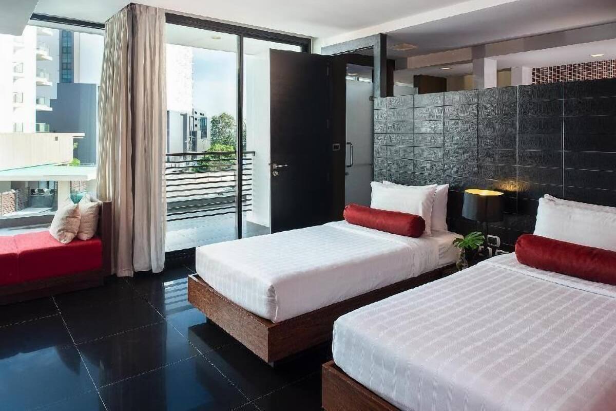 1 habitación, caja de seguridad en la habitación y escritorio