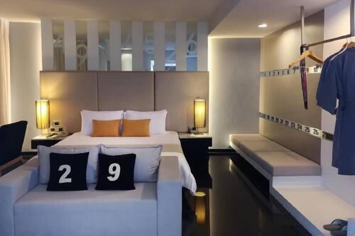 1 habitación, caja de seguridad en la habitación y escritorio