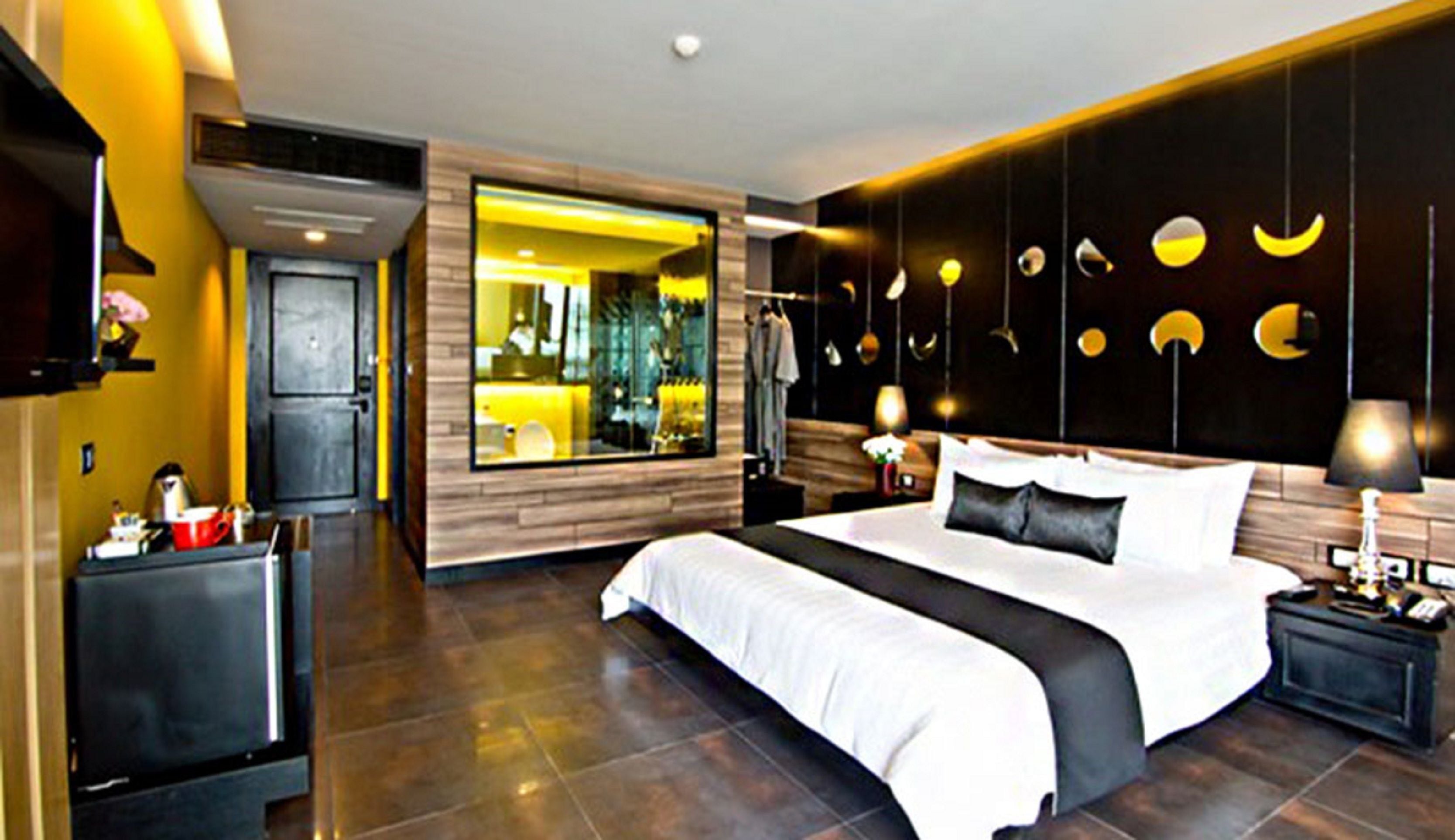 deluxe room | in-room safe, desk, blackout curtains, soundproofing