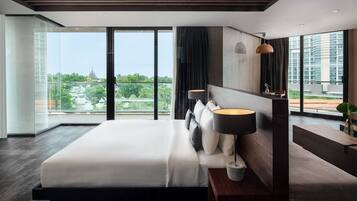 Corner Suite | 1 bedroom, in-room safe, desk, blackout curtains