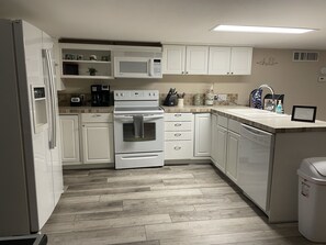 Réfrigérateur, four à micro-ondes, un four, surface de cuisson