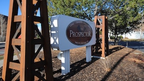 A sign for The Prospector Lodge & Convention Center in Park City, Utah, established in 1978. - Prospector Top Floor - Slps up to 10 - Pool/Hot Tub On Site (Park City)