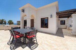 Outdoor dining - Oceanfront Oasis: Walk to town, Private Pool, Spacious Garden Courtyard (Loreto)