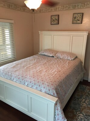 2 bedrooms, desk, iron/ironing board, free WiFi - Omi's Bed and Breakfast Farm, Vineyard and Pool, Winter Texans welcome always (San Antonio)