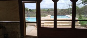 Omi's Bed and Breakfast Farm, Vineyard and Pool, Winter Texans welcome always