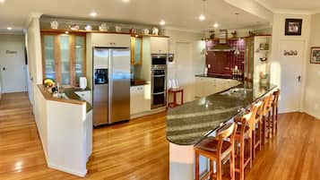 Full-sized fridge, microwave, oven, stovetop