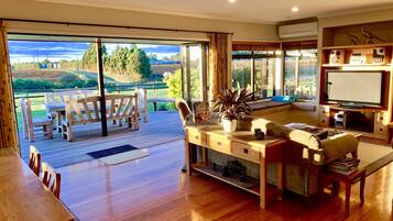 Exclusive House, 3 Bedrooms, Hot Tub, Garden View