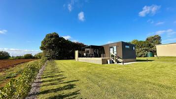 Family Cottage, 2 Bedrooms, 2 Bathrooms, Garden View | 2 bedrooms, individually decorated, individually furnished, desk