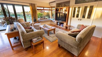 Exclusive House, 3 Bedrooms, Hot Tub, Garden View | Living area