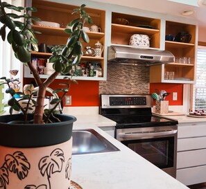 Fridge, microwave, oven, stovetop - MAGNOLIA COTTAGE BY DISCOVERY PARK (Seattle)