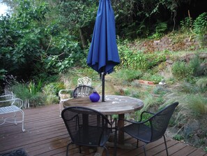 Outdoor dining - MAGNOLIA COTTAGE BY DISCOVERY PARK (Seattle)