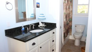 Combined shower/tub, hair dryer, towels