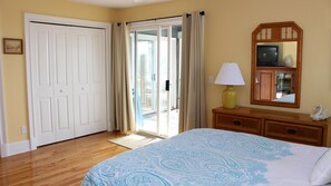 4 bedrooms, iron/ironing board, free WiFi, bed sheets - Great Location! Walk to Beach/Club! Screened in Porch w/ Ocean View! Sleeps 8! Amenity Cards! (Seabrook Island)