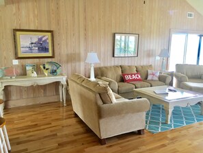 TV - Great Location! Walk to Beach/Club! Screened in Porch w/ Ocean View! Sleeps 8! Amenity Cards! (Seabrook Island)