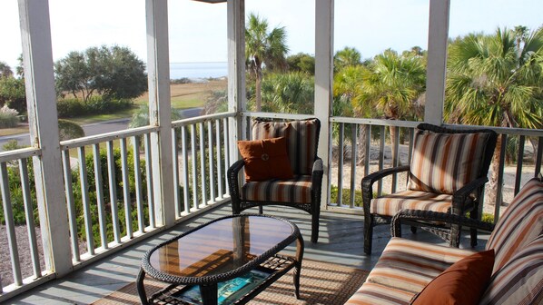 Property grounds - Great Location! Walk to Beach/Club! Screened in Porch w/ Ocean View! Sleeps 8! Amenity Cards! (Seabrook Island)