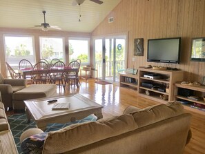 TV - Great Location! Walk to Beach/Club! Screened in Porch w/ Ocean View! Sleeps 8! Amenity Cards! (Seabrook Island)