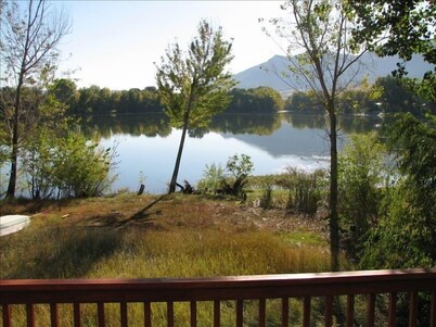Three Lakes Getaway. Beautiful Waterfront Home, 5 miles to Wenatchee.