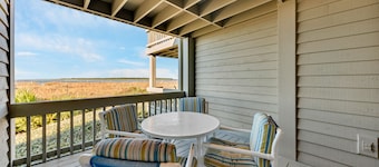Tastefully Decorated! On Pelican Beach! Pet Friendly! Amenity Access included!