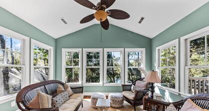 Kaunis Charleston-tyylinen koti! Järvinäköala! Vuodepaikkoja 8! Pyöräillä Lake House / Tennis