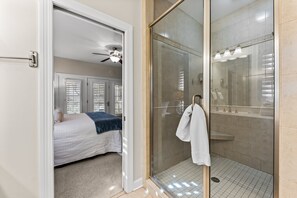 Combined shower/bathtub, hair dryer, towels