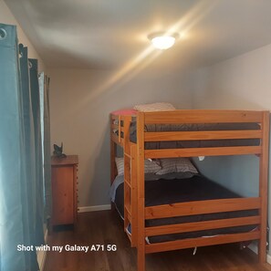 3 chambres, bureau, fer et planche à repasser, accès au Wi-Fi (inclus)