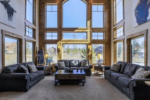 تلفزيون ذكي، مدفأة، مشغل دي في دي، كُتُب