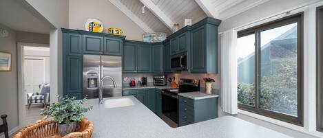 冷蔵庫、電子レンジ、オーブン、コンロ