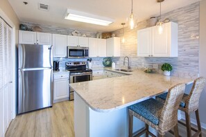 Kjøleskap, mikrobølgeovn, ovn og kokeplater