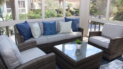 Professional Decorated! Walk to Amenities! Amenity access included! NO pets