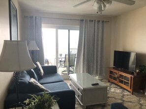 Una Smart TV, un reproductor de DVD, libros, un reproductor estéreo