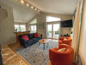 Een smart-tv, een open haard en een dvd-speler