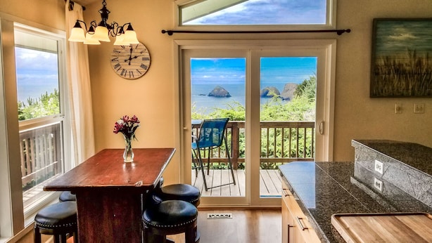 Dining - Commanding Ocean view! (Oceanside)